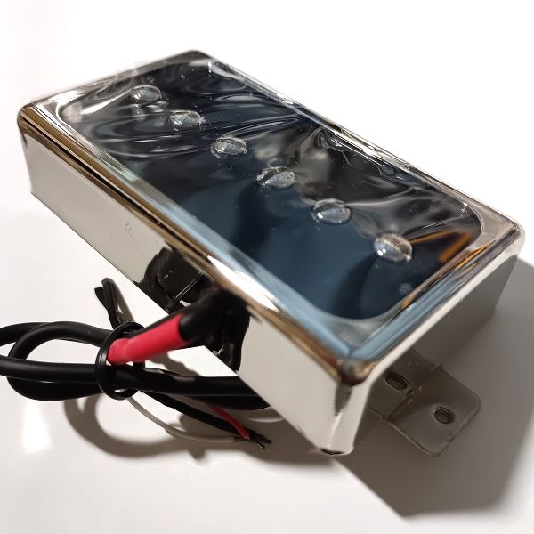 Roswell Pickups (ロズウェル・ピックアップス) Humbucker size Open Covered P90 ピックアップを斜め45度の角度から写した画像