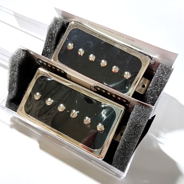 Roswell Pickups (ロズウェル・ピックアップス) Humbucker size Open Covered P90 セットでケースに入れた状態の写真