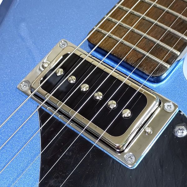 Supro WestburyにRoswell Pickups (ロズウェル・ピックアップス) Humbucker size Open Covered P90を搭載した画像 ネック用の接写