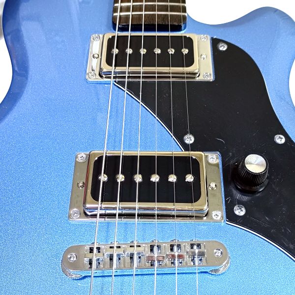 Supro WestburyにRoswell Pickups (ロズウェル・ピックアップス) Humbucker size Open Covered P90を搭載した画像 ピックアップセット部分の接写3