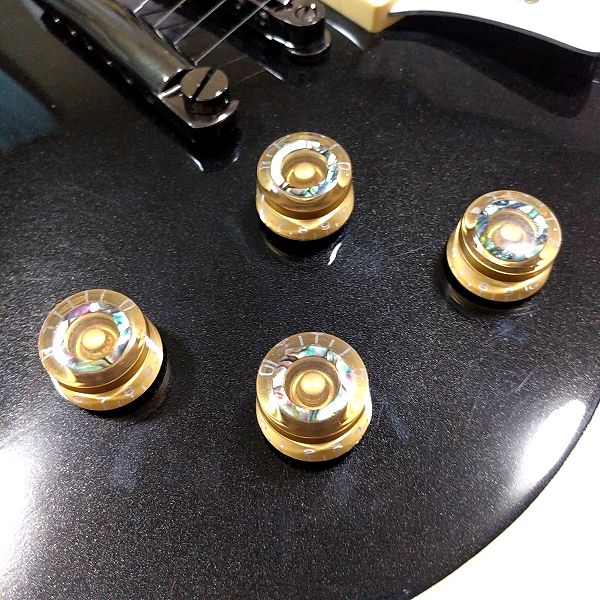 Musiclily 6mm プラスチック製 楽器レスポールギター用スピードノブグルノブ、ゴールド 白い頭蓋骨(4個入)