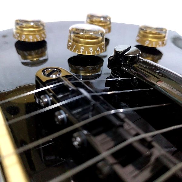 Musiclily 6mm プラスチック製 楽器レスポールギター用スピードノブグルノブ、ゴールド 白い頭蓋骨(4個入)