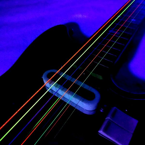カラーギター弦 DR NEON MULTI-COLOR / GUYATONE LG-65T ブラックライト照射4