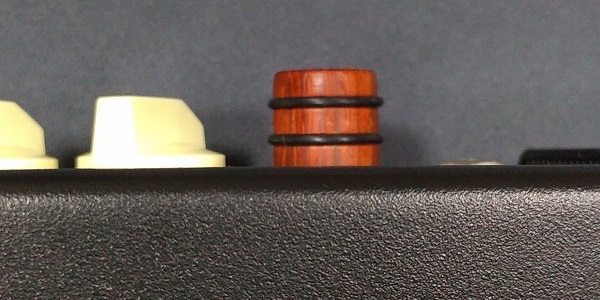 木製 ギターコントロールノブ 樽型 取付け アンプに紛れ込ませる 上方アングル アップ