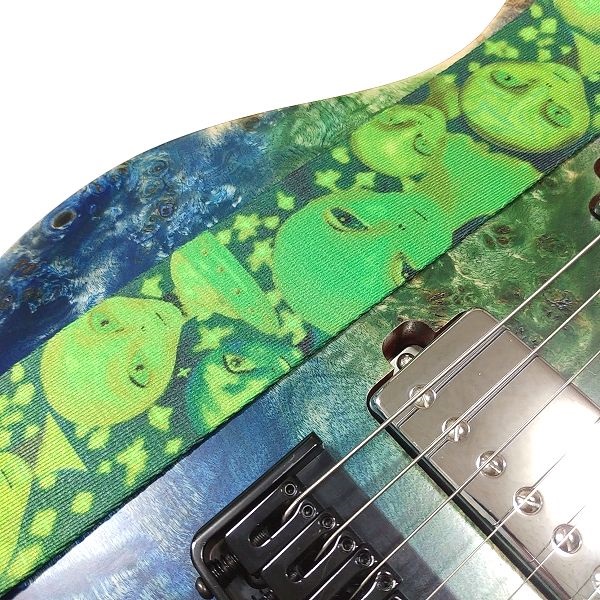 Perri's GREEN ALIENS ギターストラップ / EART EXPLORER-1  取付け 接写1