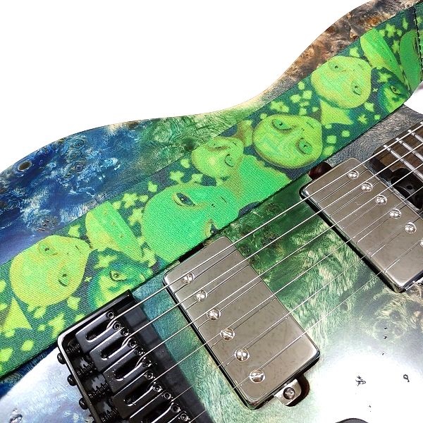 Perri's GREEN ALIENS ギターストラップ / EART EXPLORER-1  取付け 接写3