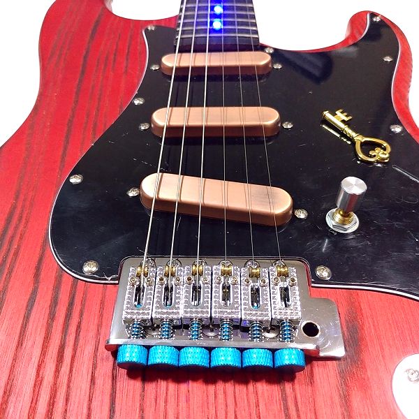 取付け：Perri's SONIC BLUE PATTERN ギターストラップ モダンソニック柄 セガ公式ライセンス 夢のライバル共闘コーデ 赤と青の目立つギター 1