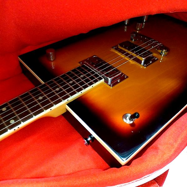 ルックス：ボ・ディドリー風長方形安ギター TOKYO GUITARS QB-100 収納