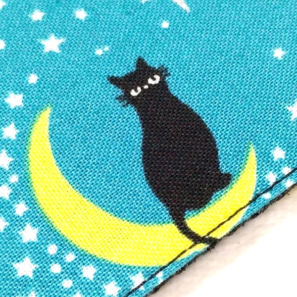 外観 ARIA SPS-2000Cm ネコ月柄ギターストラップ 日本製 図柄 三日月にエジプト座りで佇む黒猫