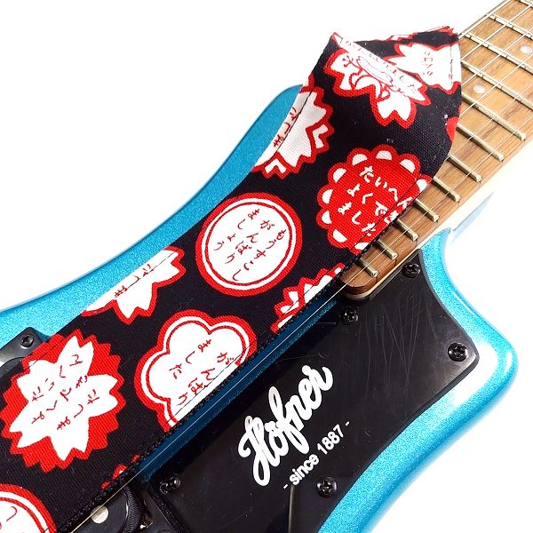 取付け：ARIA SPS-2000STAMP 占いが出来る日本製スタンプ柄ギターストラップ 原色に願いを込める 3