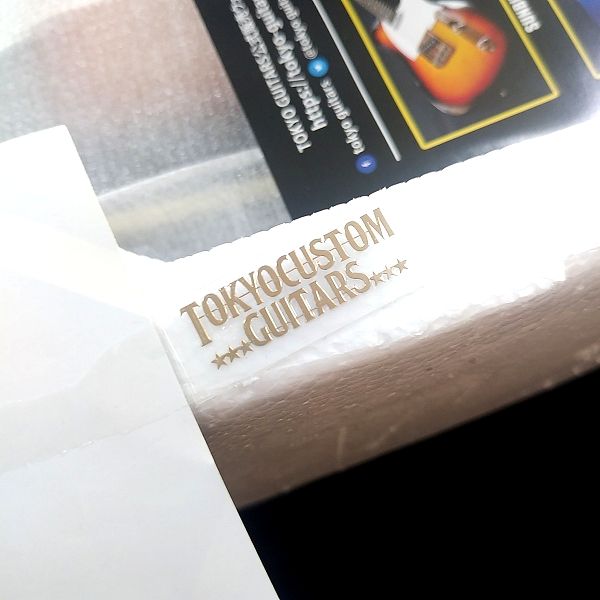 開封の儀 (回想版)：ボ・ディドリー風長方形安ギター TOKYO GUITARS QB-100 金属ロゴステッカー
