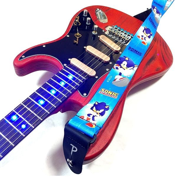 取付け：Perri's SONIC BLUE PATTERN ギターストラップ モダンソニック柄 セガ公式ライセンス 夢のライバル共闘コーデ 赤と青の目立つギター 3