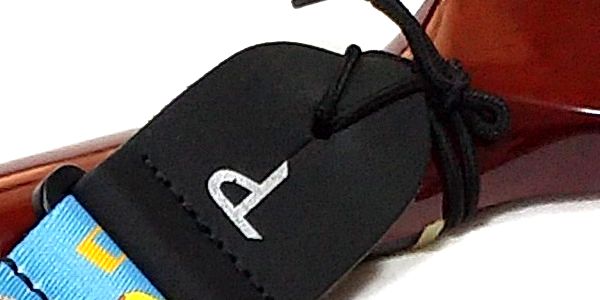 外観：ARIA SPS-2000KW 日本製 亀甲和柄 縁起物 安ギターストラップ 図柄の縁起物 ループエンド アコースティックギター装着例