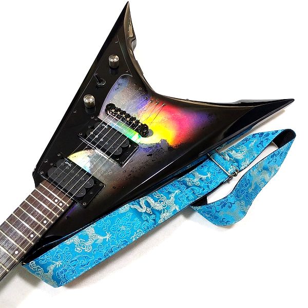 取付け：Spice Note ES-PJ50F 世界最強の加護が得られる日本製ドラゴン柄ギターストラップ グレー系ホログラムフィニッシュ SPEAR GUITAR VANQUISH JAVELIN その4