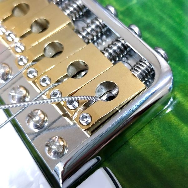取り付け：graphtech (グラフテック) String Saver オリジナルギターサドル 30日で差がつく弦の消耗度合 ブラス