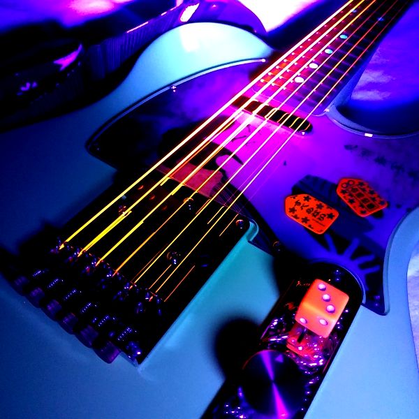 和風ギターパーツでテレキャスタイプギター和装 Indio by Monoprice Retro Classic Model610261 ブラックライト照射 その2