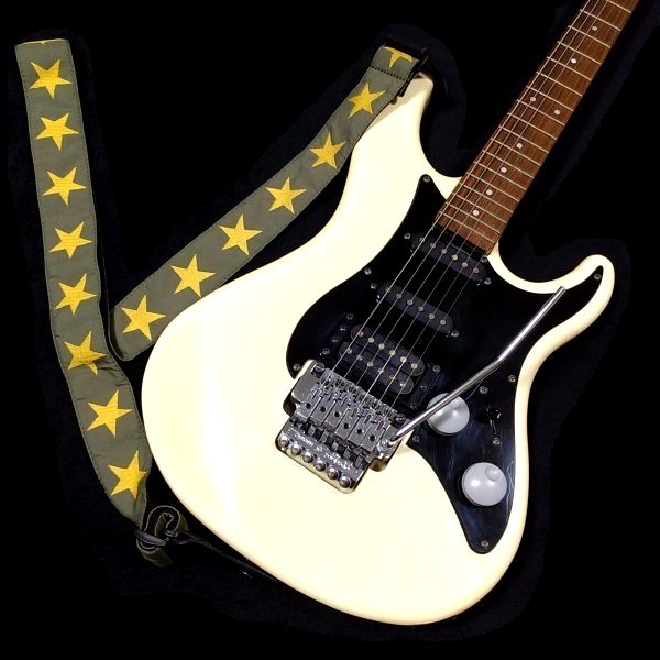 取付け：Perri's TWS-7070 大人シックな星柄ギターストラップ 外れ無しの無彩色 その1