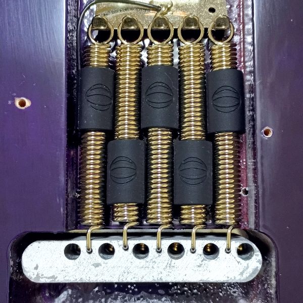 取付け：ERNIE BALL (アーニー・ボール) 9639 トレモロスプリングダンパー その3