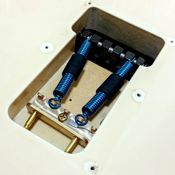 取付け：ERNIE BALL (アーニー・ボール) 9639 トレモロスプリングダンパー その1