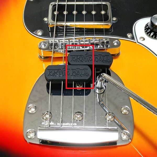 取付け:ERNIE BALL (アーニー・ボール) 9638 テイルピースダンパー 3弦と4弦の共振抑制効果