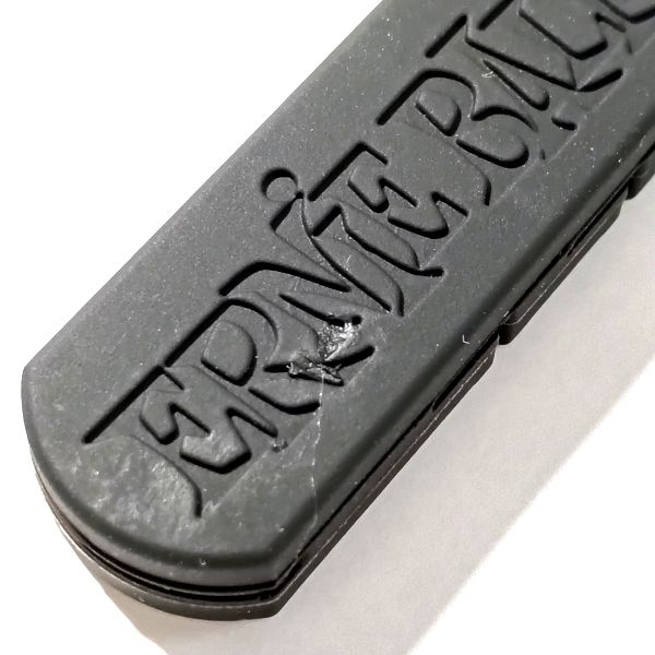 細部の仕上がり:ERNIE BALL (アーニー・ボール) 9638 テイルピースダンパー デボス加工部分