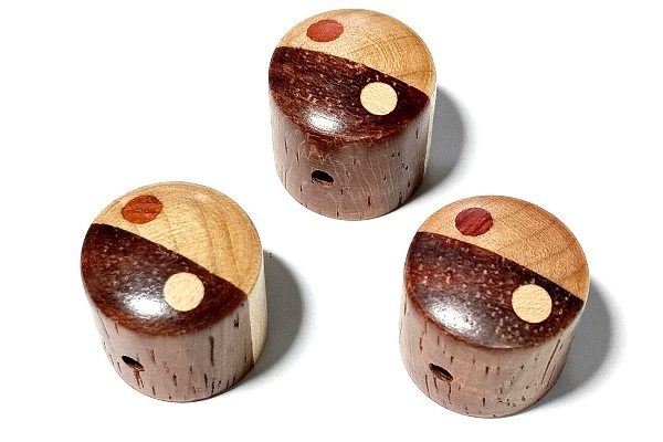細部の仕上がり 二色クッキー風木製ギターノブ選手 商品画像比較