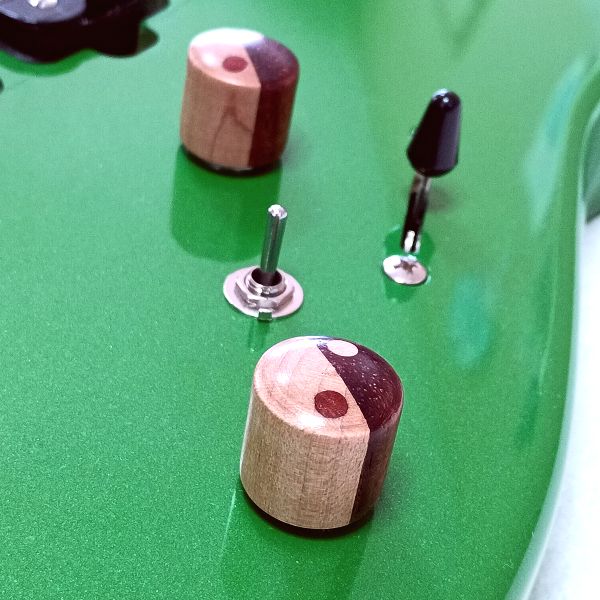アースカラーで木の質感を活かす 二色クッキー風木製ギターノブ選手 その2