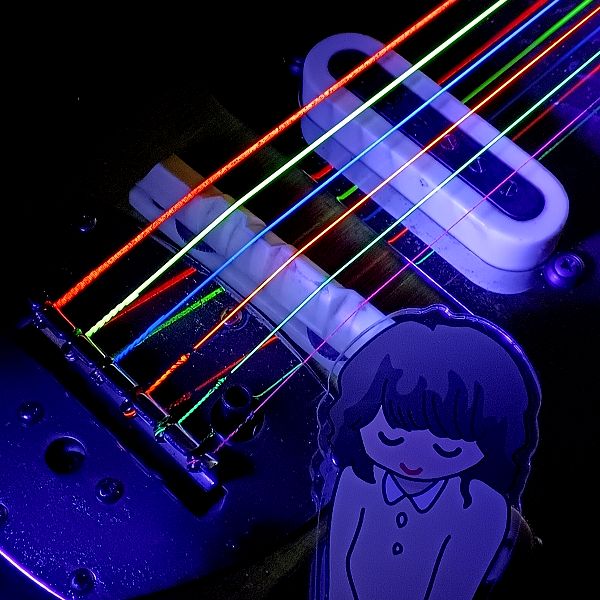 光るギター弦「DR NEON」が実際に光っているところを見つめるサウンドハウスお姉さん
