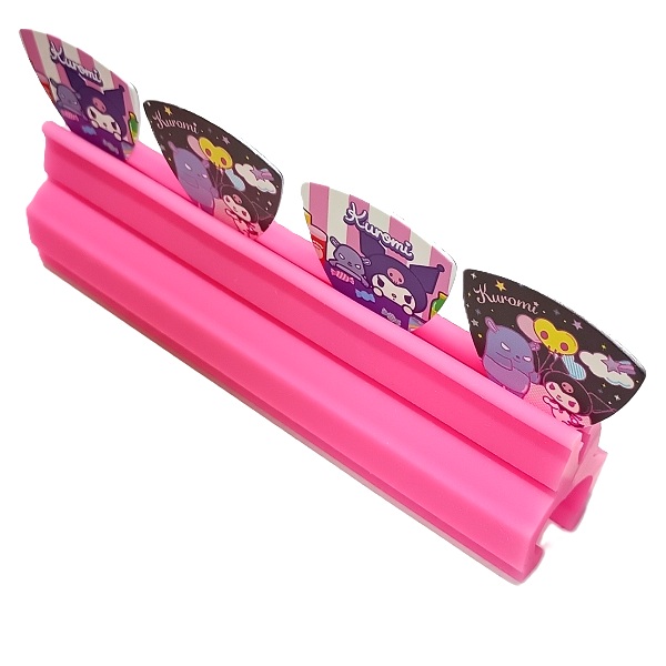 Scorelay Japan (スコアレイジャパン) クロミ ピック（サンリオ）RIVER FORD PH-12にピックを4枚セットした画像 斜め上アングル