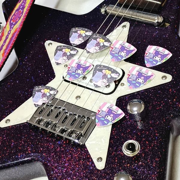Scorelay Japan (スコアレイジャパン) クロミ ピック（サンリオ）を星型のギターに散りばめた様子