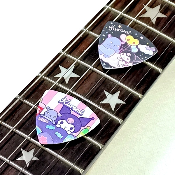 Scorelay Japan (スコアレイジャパン) クロミ ピック（サンリオ）が星型インレイのギターネックに並べられている画像