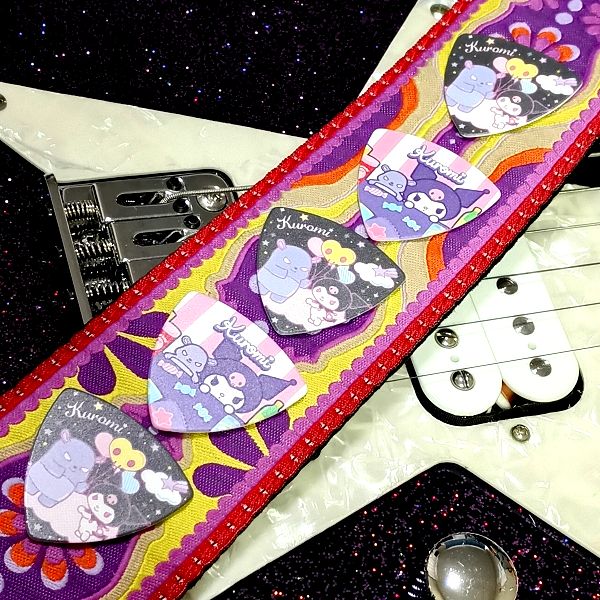 Scorelay Japan (スコアレイジャパン) クロミ ピック（サンリオ）紫のストラップに一列に並べた画像