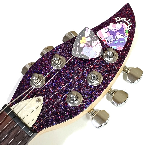 クロミのずきんとそっくりなギターヘッドにScorelay Japan (スコアレイジャパン) クロミ ピック（サンリオ）2種を乗せている画像