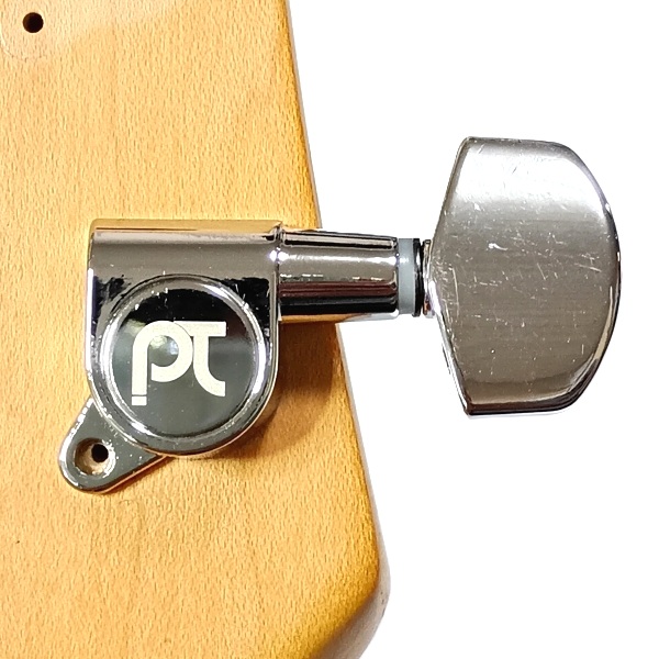 PLAYTECH (プレイテック) GPT121 ギター用ペグ ギターヘッドの適合性を確認している写真