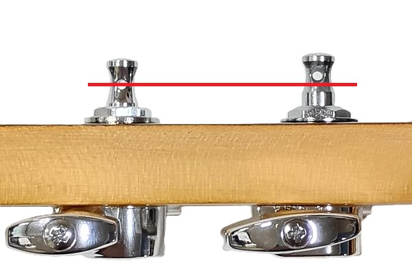 左側じゃGOTOH SG381、右側はPLAYTECH GPT121 ペグポストの穴中央までの高さを比較した写真