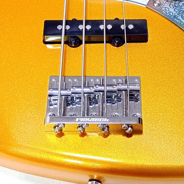 PLAYTECH ( プレイテック ) GPB411 ベース用ブリッジ 弦を張った状態の写真