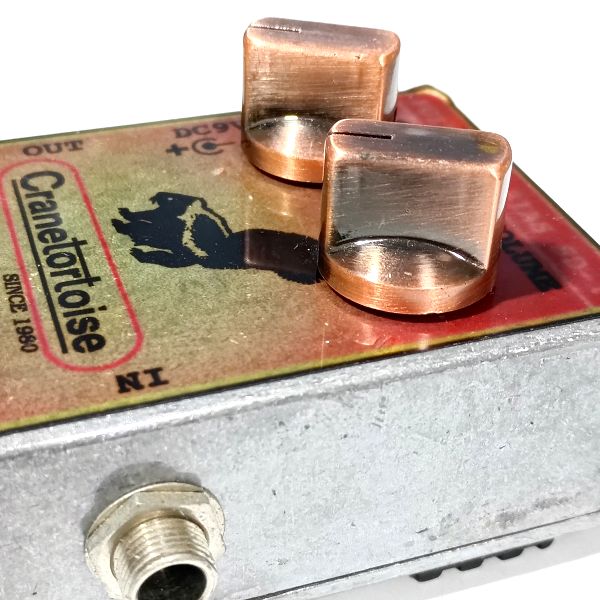 uxcell Fulltone スタイルノブを装着したCranetortoise SD-1 SKUNK DISTORTION 側面方向から撮影した画像