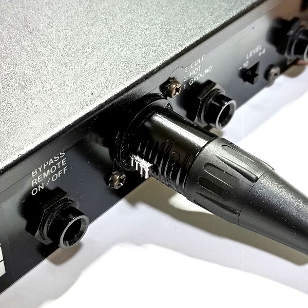 Classic Pro x NEUTRIK (REAN) プレミアム4芯マイクケーブルのメス側をラックエフェクターに接続している画像
