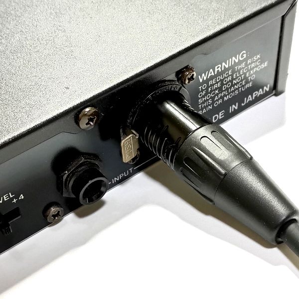 Classic Pro x NEUTRIK (REAN) プレミアム4芯マイクケーブルのオス側をラックエフェクターに接続している画像