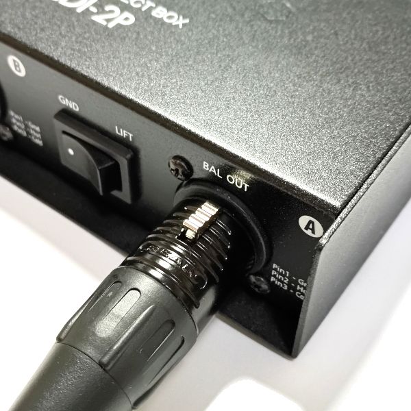 Classic Pro x NEUTRIK (REAN) プレミアム4芯マイクケーブルをDIに接続している画像
