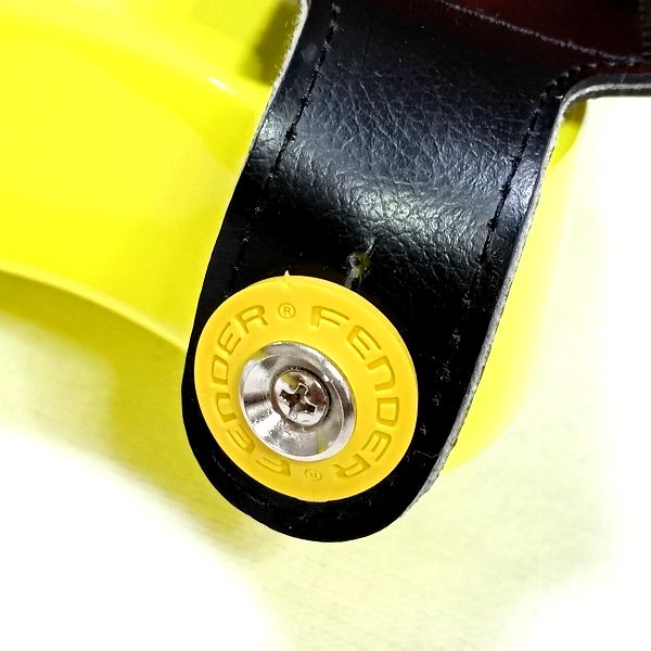 Fender x Third Man Hardware Strap Blocks イエローをYAMAHA REVSTAR RSE20 NYWに装着した画像2