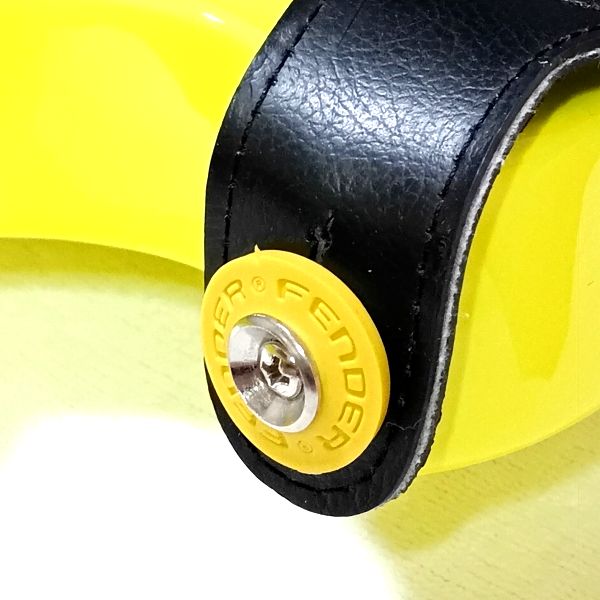 Fender x Third Man Hardware Strap Blocks イエローをYAMAHA REVSTAR RSE20 NYWに装着した画像3
