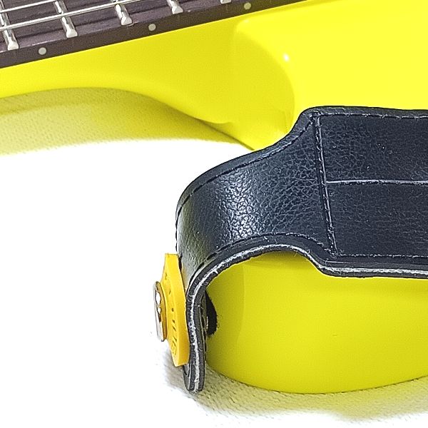 Fender x Third Man Hardware Strap Blocks イエローをYAMAHA REVSTAR RSE20 NYWに装着した画像4